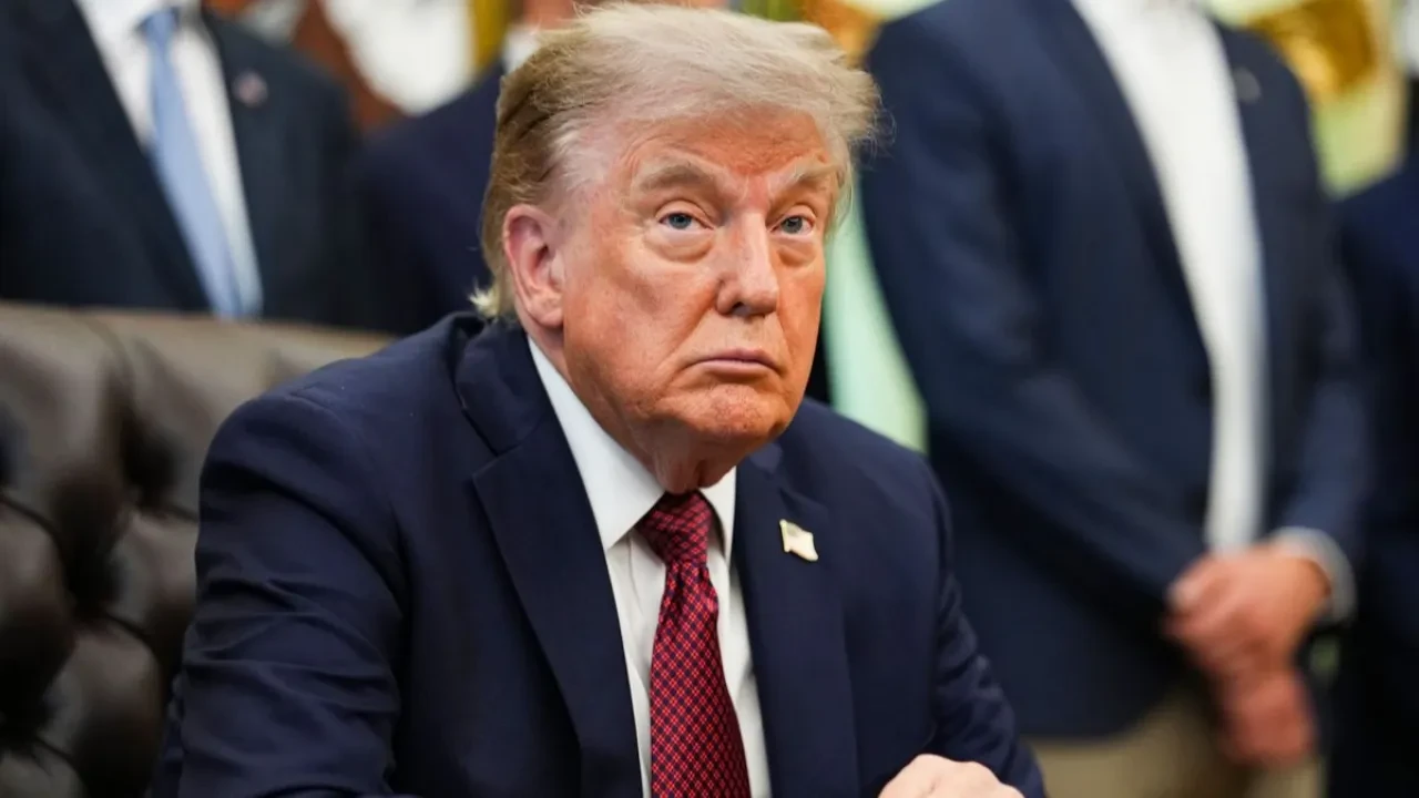 Трамп АҚШ-та туғандарға автоматты түрде азаматтық беруді шектейтін жарлықтарға қол қойды