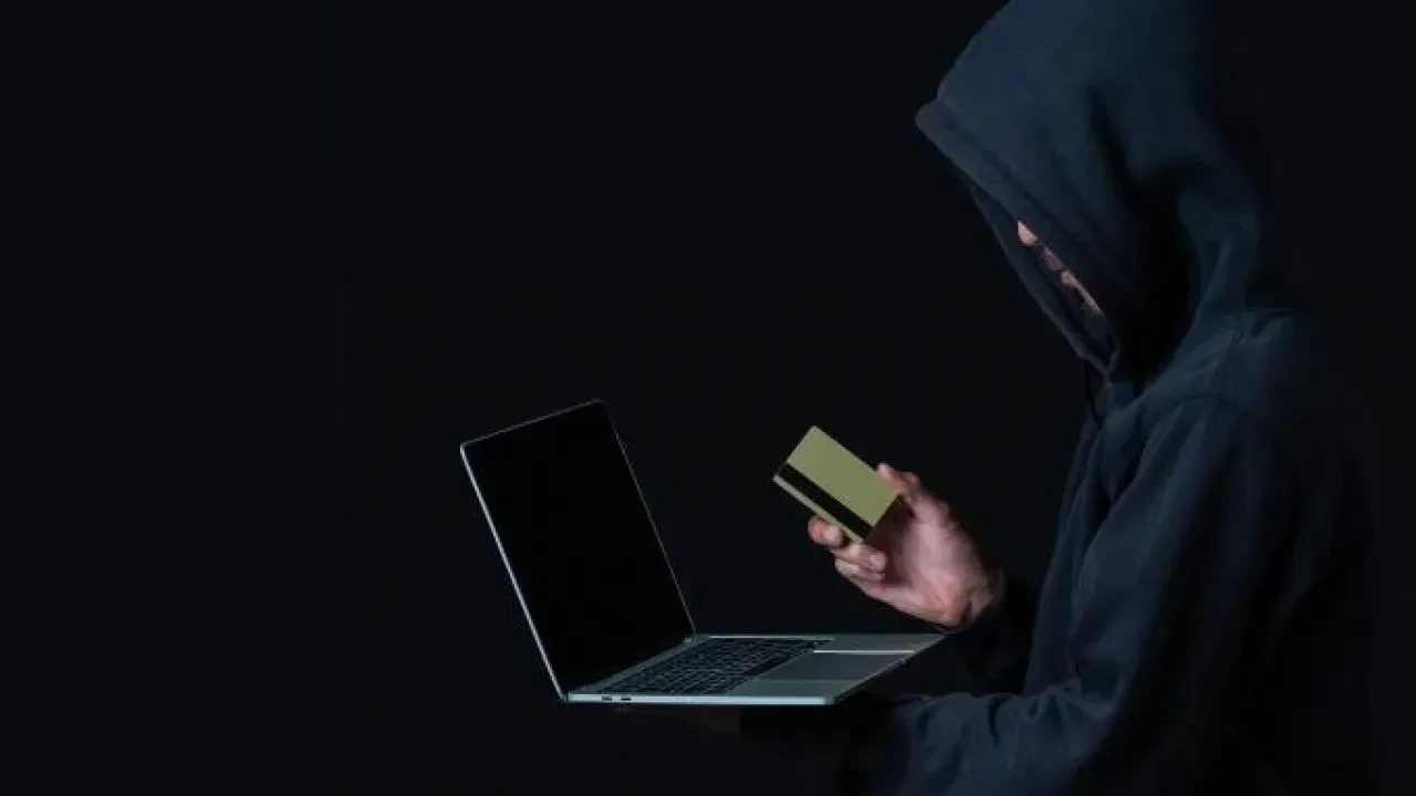 Жастардан банк карталарын сатып алып, интернет-алаяқтарға өткізген күдікті ұсталды