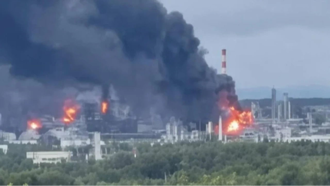 Еще один российский завод по переработке нефти перестал работать после атак украинских дронов