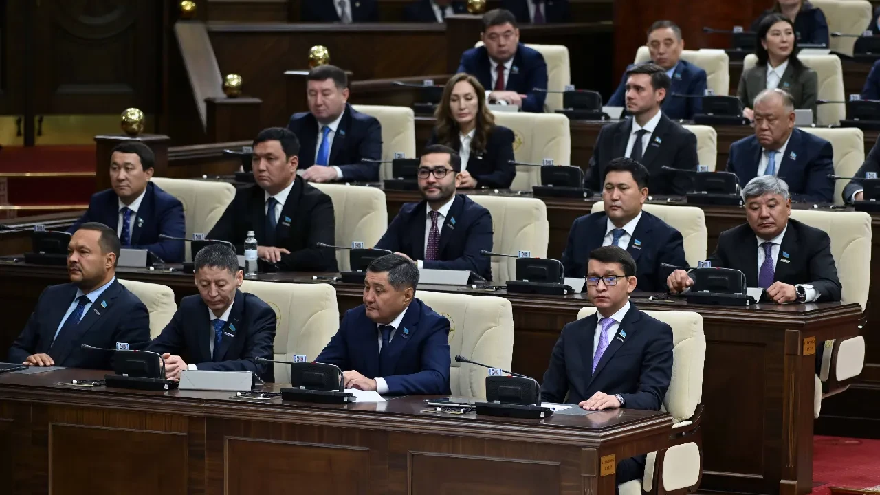 Кулуарные встречи отменили в новом Құрылтай