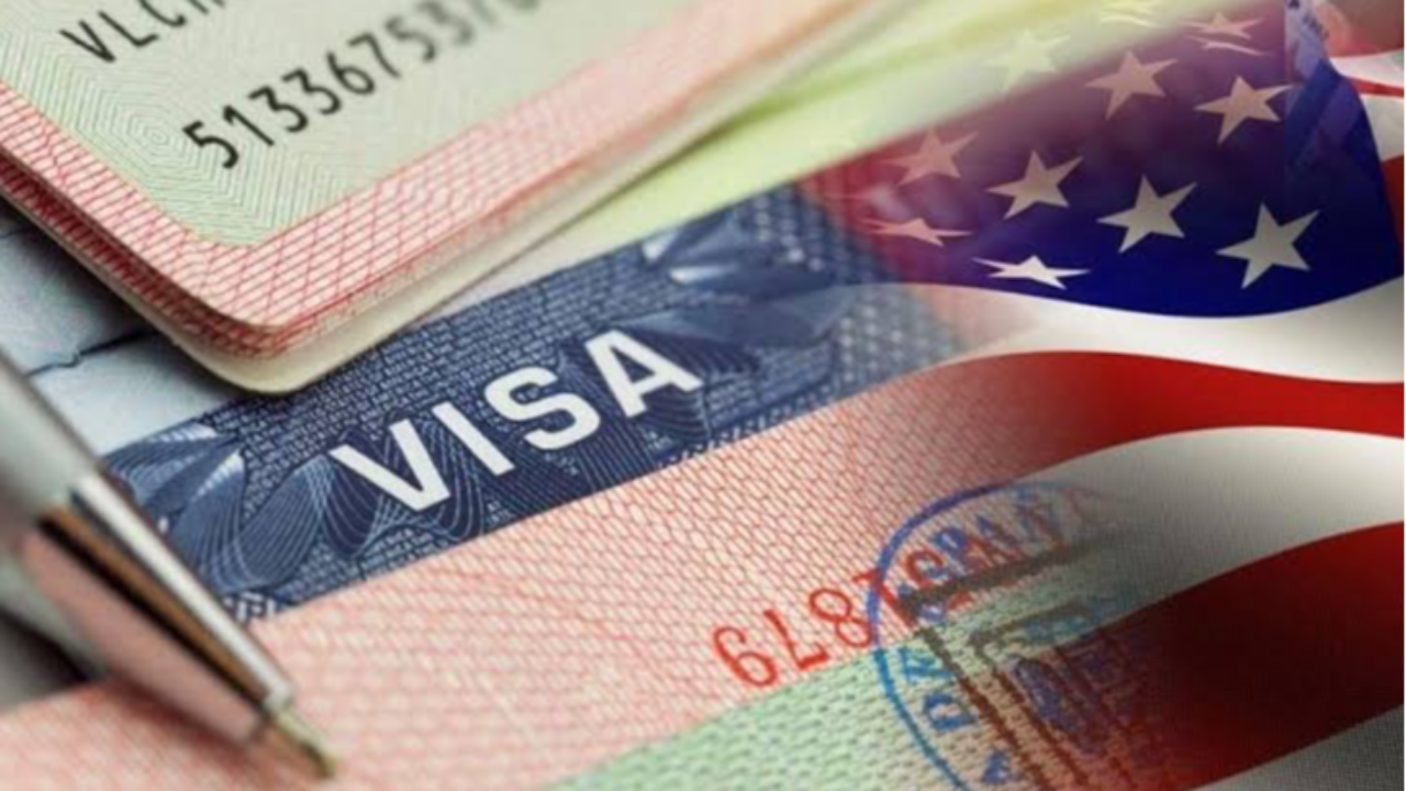 АҚШ визасына үзіліс: Трамп әлем бойынша сұхбаттарды тоқтатты