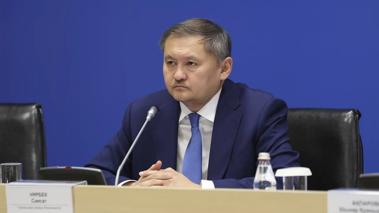 Министр үздіктердің неліктен грантсыз қалатынын түсіндірді