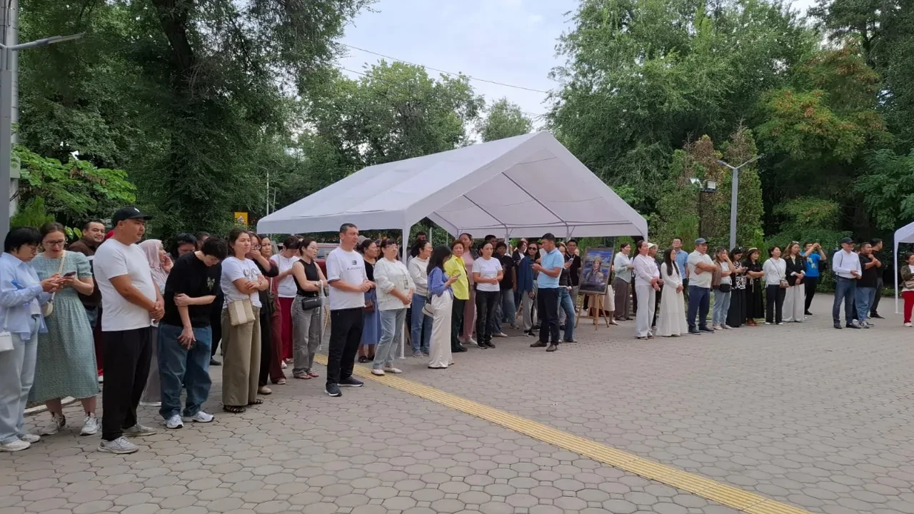 Алматыдағы №102 учаскесіне сайлаушылар ашылған кезден келе бастады