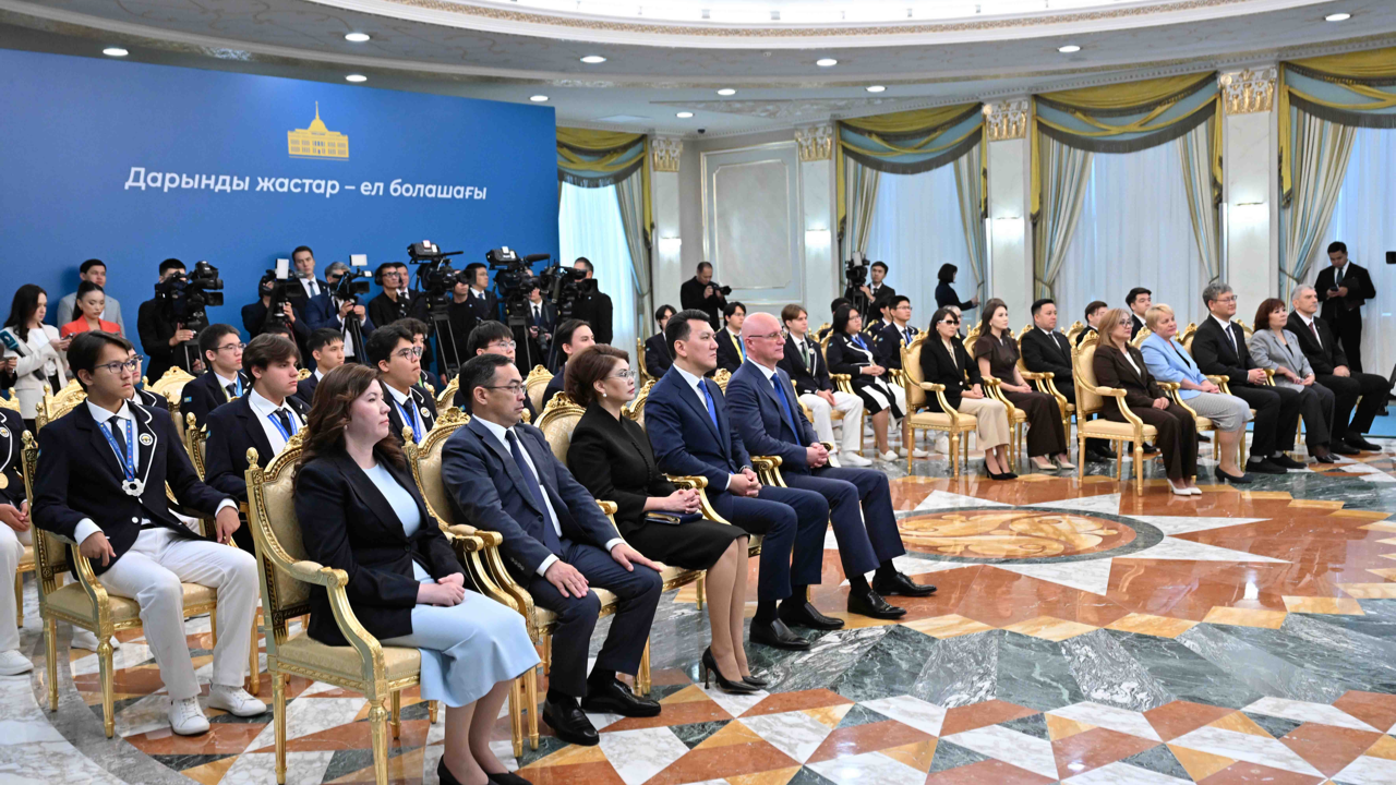 «Вы — гордость страны»: Токаев наградил в Акорде международных олимпиадников и их наставников
