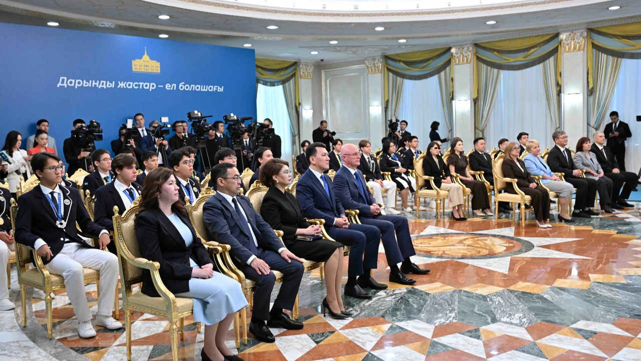 «Вы — гордость страны»: Токаев наградил в Акорде международных олимпиадников и их наставников