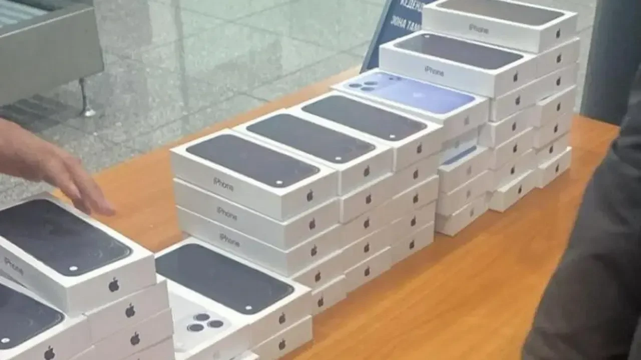 Шекерадан заңсыз жолмен 200-ден астам iPhone 18 алып өтпек болғандар ұсталды