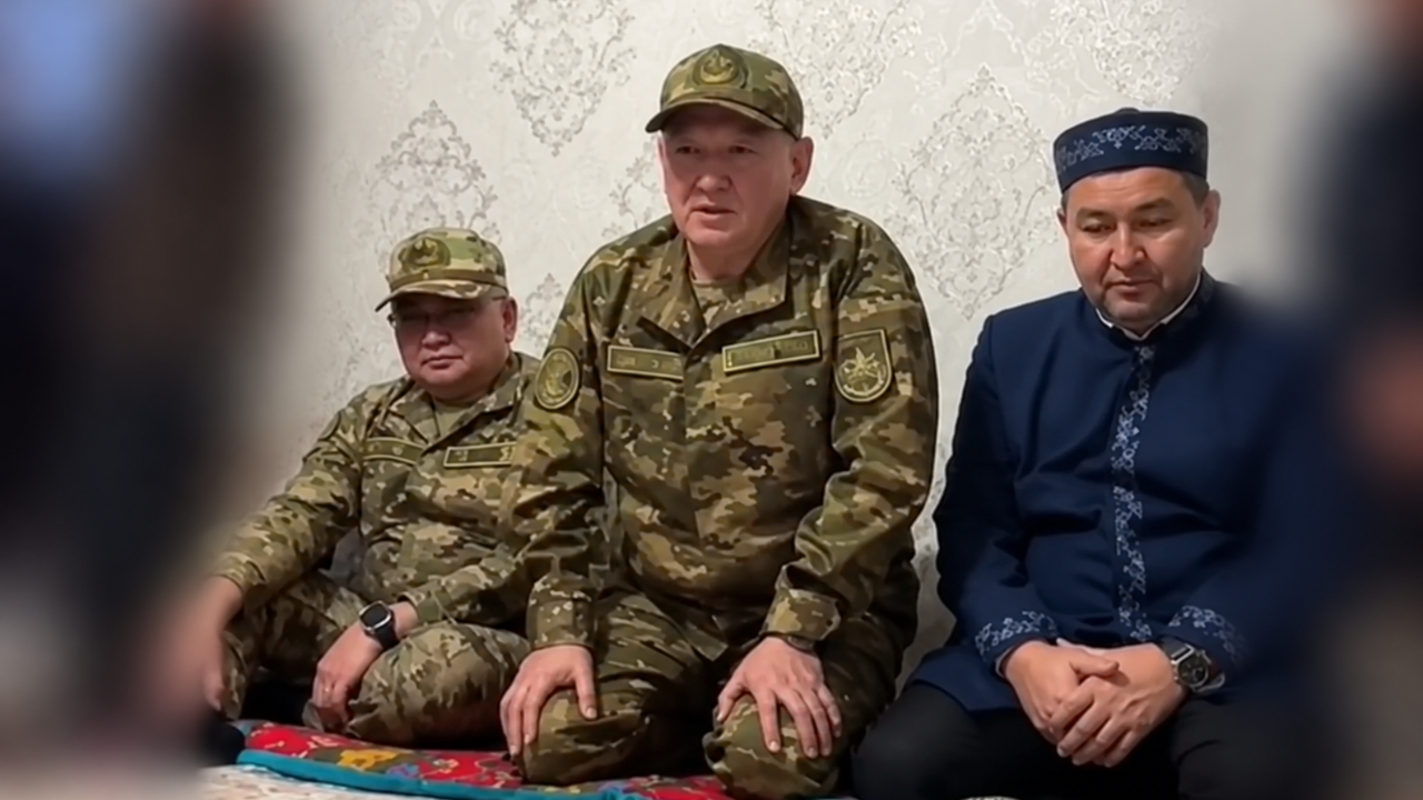 «Балаларымызды сақтап қала алмадық. Кешіріңіздер»: Қорғаныс министрі қаза тапқан әскерилердің отбасыларына көңіл айтты