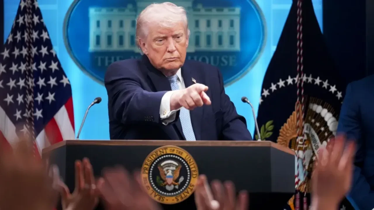 Сот Трамптың Ақ үйге журналистерді кіргізуге қойған тыйымының күшін жойды