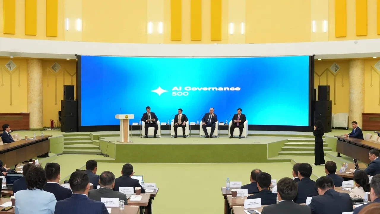 Депутатов Құрылтая и вице-министров начали обучать управлению ИИ-проектов