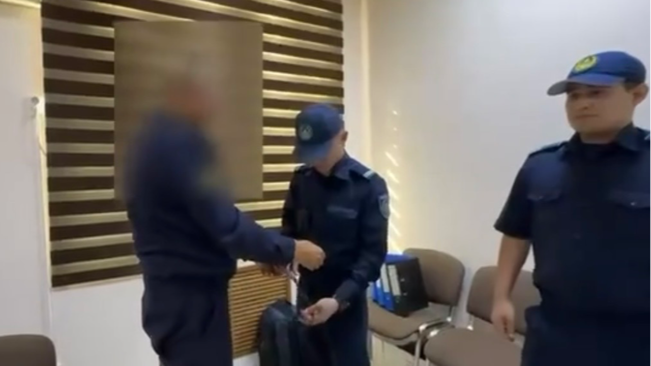 Пятерых военных командиров заключили в изолятор Актау