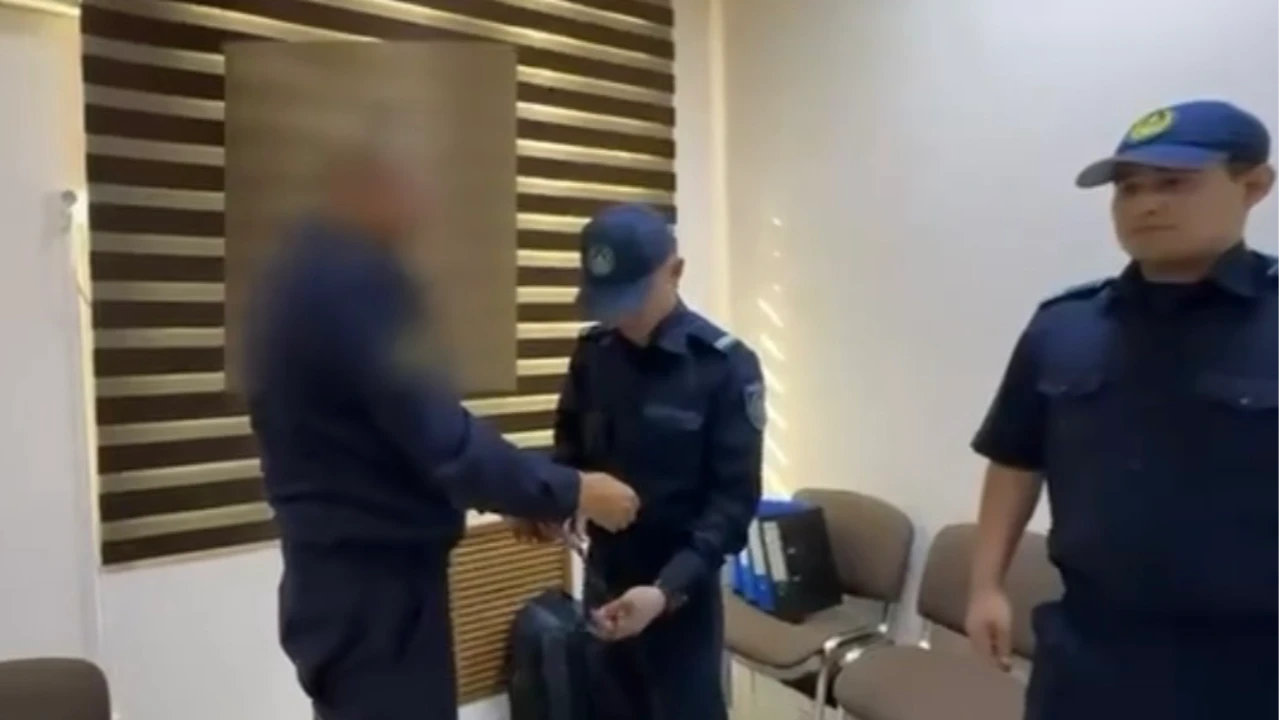 Пятерых военных командиров заключили в изолятор Актау