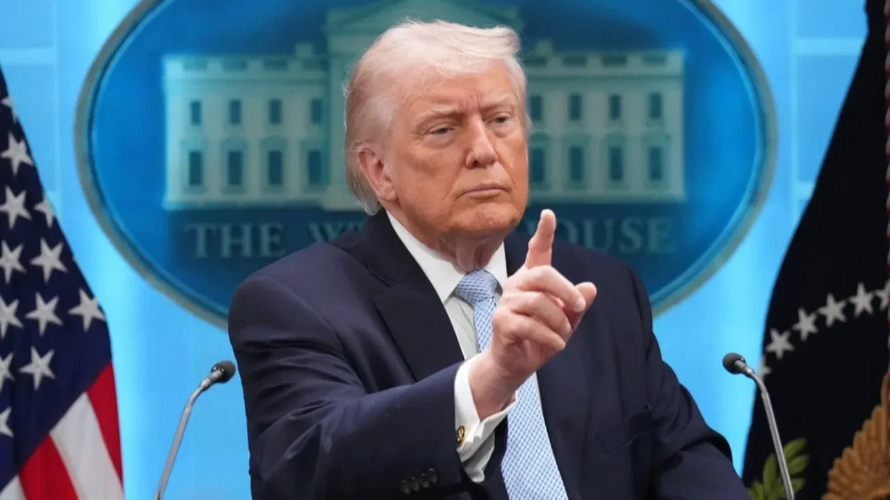 «Қытайдан озықпыз»: Трамп жасанды интеллект дамуын баяулатуға қарсы шықты