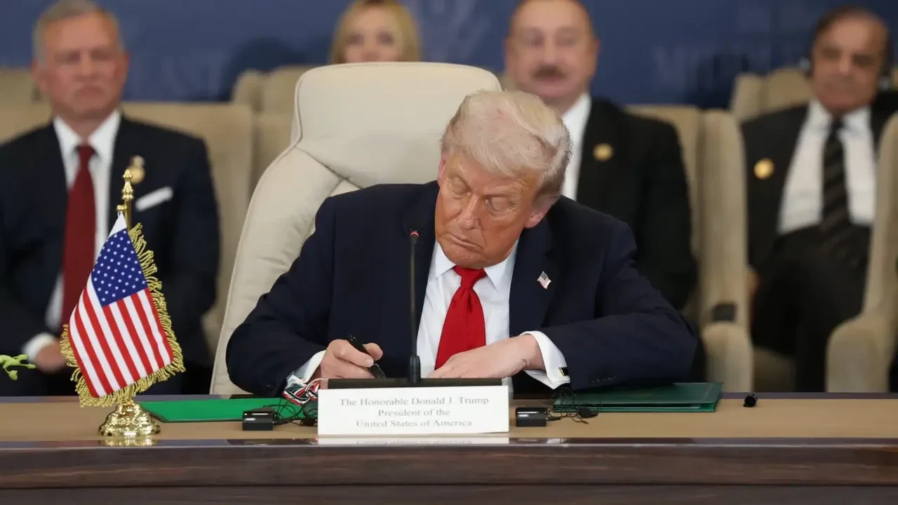 АҚШ-тағы қымбатшылық Трамптың рейтингін рекордтық 32 пайызға түсірді