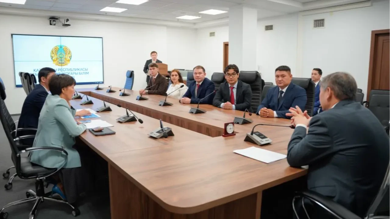 Саясат Нурбек бесплатно вручил квартиры молодым ученым