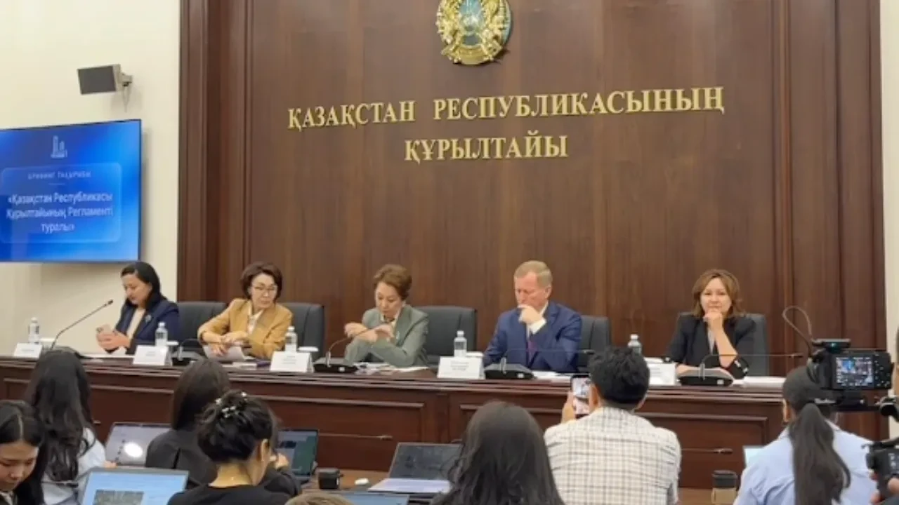 В каких случаях депутат Құрылтай может лишиться зарплаты