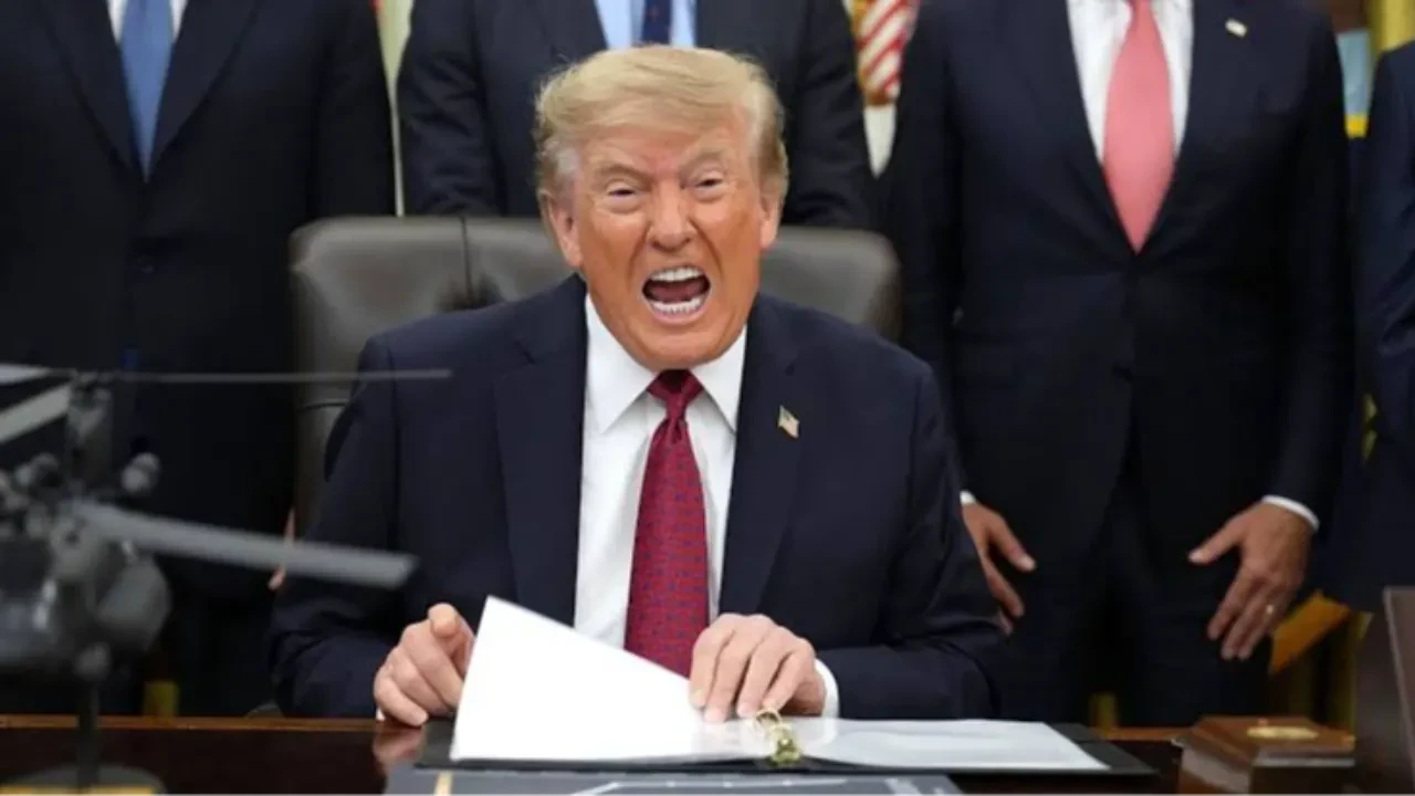 «Иран өлді»: Дональд Трамп Тегеранға соққы беретінін айтып сес көрсетті