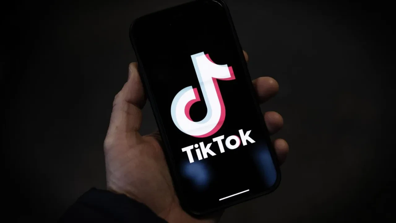 TikTok 86 миллионнан астам парақшаны жойды: ЖИ жасаған видеоларға бақылау күшейді